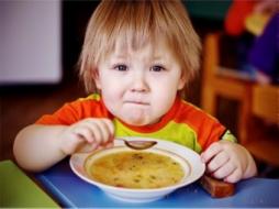 Правильное питание - это основа длительной и плодотворной жизни, залог здоровья. Поэтому в плане работы детского сада вопрос о правильном питании занимает одно из важнейших мест. В МБДОУ четырехразовое  сбалансированное питание.

Весь цикл приготовления блюд происходит на пищеблоке. Пищеблок на 100% укомплектован кадрами. Помещение пищеблока размещается на первом этаже, имеет отдельный выход. Санитарное состояние пищеблока соответствует требованиям Сан ПиН.

Транспортирование пищевых продуктов осуществляется специальным автотранспортом поставщиков. Имеется десятидневное цикличное меню, соответствующее нормам СанПиН, обеспечивающее необходимый набор белков, жиров, углеводов, витаминов и микроэлементов для каждой возрастной группы воспитанников.

 

Продукты, включенные в питание разнообразны:

-  7 видов круп;

-  из овощей: капуста, лук, морковь, свекла, картофель, свежие огурцы и  помидоры, зеленый горошек, кукуруза;

-  мясная продукция: куры, филе говядины

-  рыба морская: минтай

-  молочная продукция: творог, сметана, молоко, «Снежок», «Йогурт»; сыр

-  фрукты: яблоки, бананы, груши, мандарины, апельсины;

-  разные виды напитков: компоты ассорти (изюм, курага, чернослив, сухофрукты), соки;

-  хлеб;

-  1 раз в неделю свежая выпечка.

 

Третье блюдо ежедневно витаминизируются витамином C;

Готовая пища выдается только после снятия пробы медработником и соответствующей записи в журнале результатов оценки готовых блюд. Организация питания постоянно находится под контролем администрации. Ежедневно проводится бракераж готовой и сырой продукции.

Вывод: Питание соответствует возрастным потребностям детей, обеспечивает их гармоничное развитие. Десятидневное меню ежегодно обновляется, что позволяет разнообразить рацион.